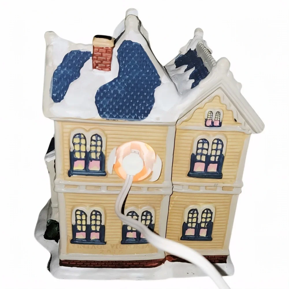 Holiday Time Victorian House Christmas‎ Village 2016 Light Up Building w Box
